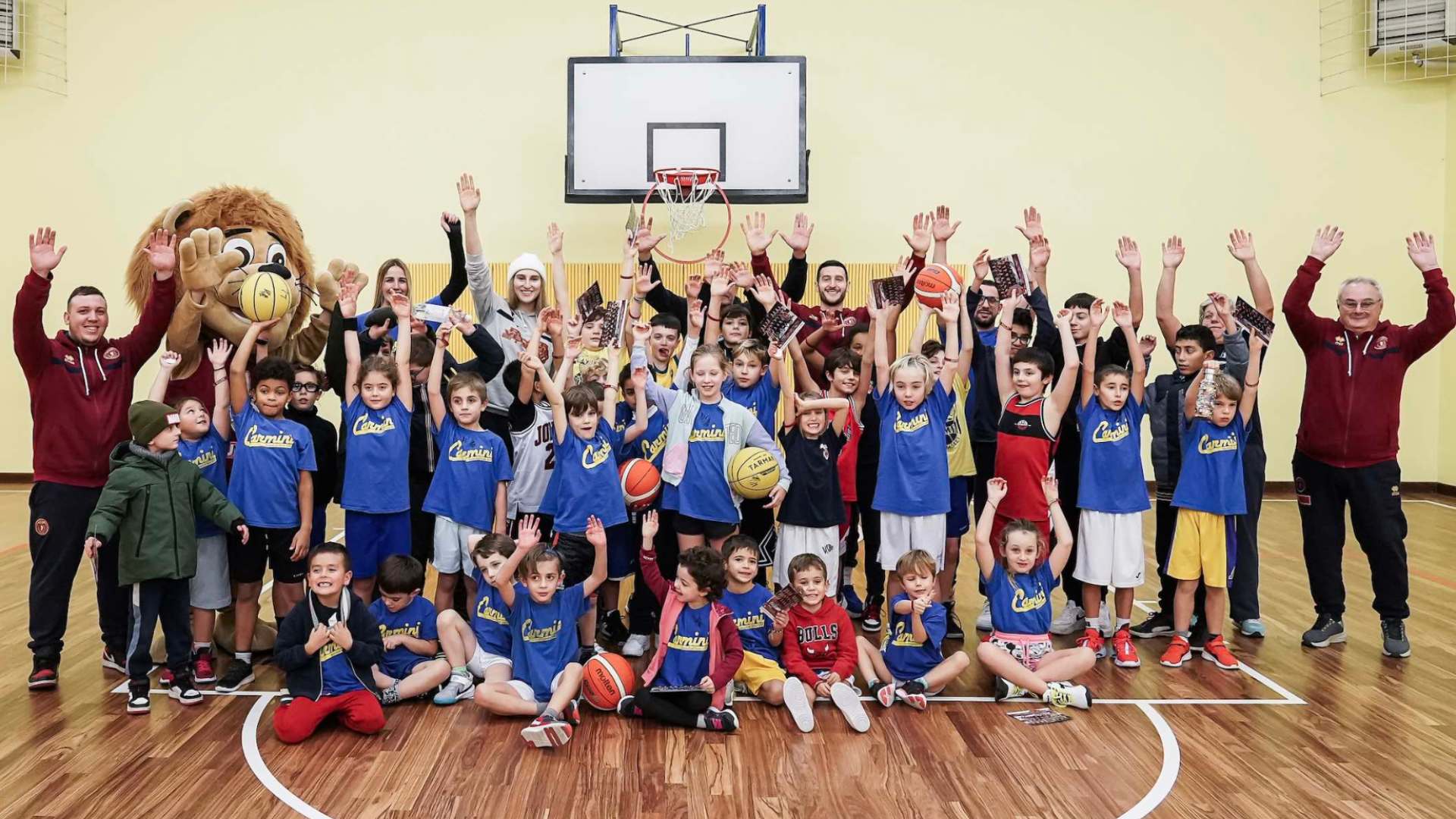 Foto di gruppo del minibasket dell'Unione Sportiva Carmini Venezia insieme a Anna Makurat e Marco Spissu
